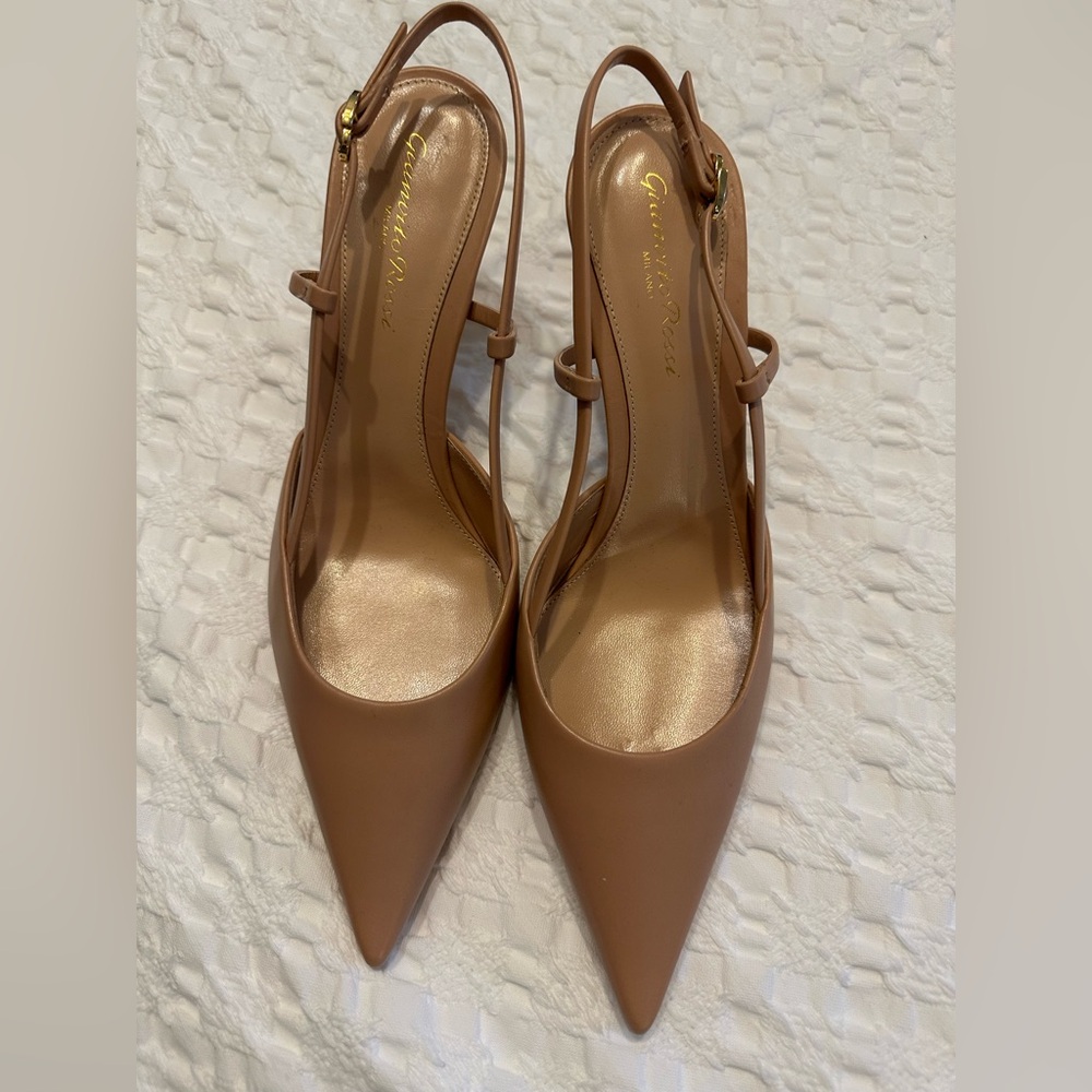 Gianvito Rossi size 38 fit like a US size 7 NWOT